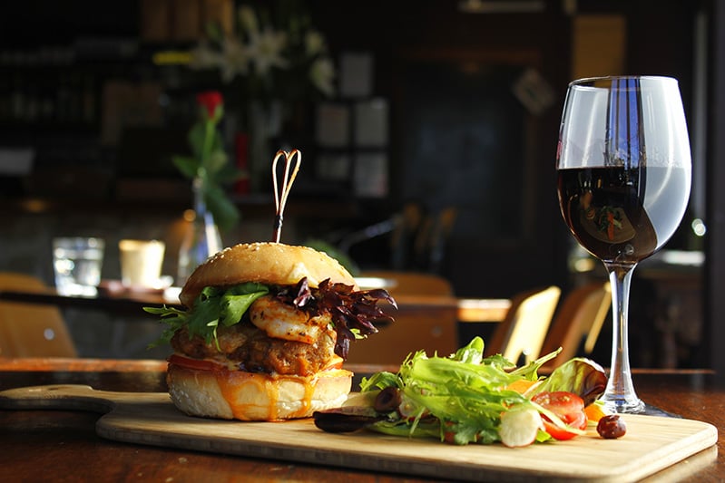 vin rouge et burger de boeuf